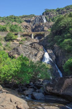 Dağlarda Hindistan'da şelale