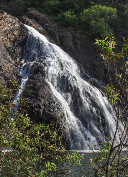 A cachoeira na Índia nas montanhas — Fotografia de Stock
