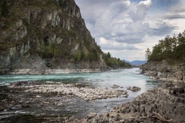 Teletskoye Gölü, panoramik, görünümü, gökyüzü, su, bulutlar, dağlar, yaz, güneş
