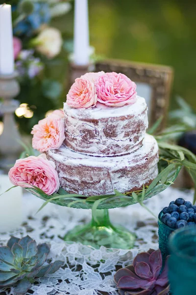 Cake decorated with roses — Stock Photo, Image