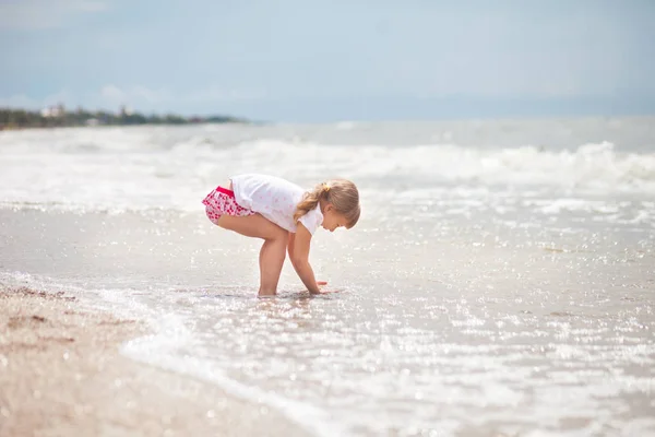 La chica está de pie junto al mar — Foto de Stock