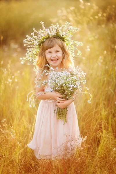 Beautiful girl in wreath — Stock Photo, Image