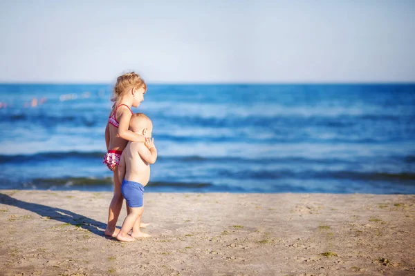 Los niños caminan por la orilla del mar — Foto de Stock