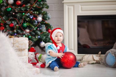 Tutmak büyük Noel ağacı oyuncak küçük çocuk bebek