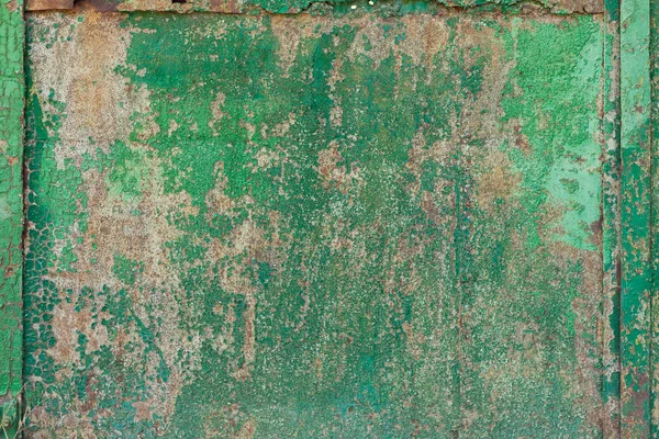 Eski paslı kapıları yeşil boya ile