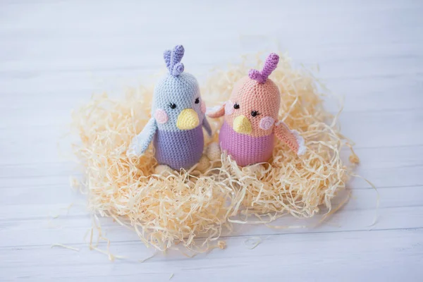 Gestrickte Hühner Sitzen Auf Dem Nest Dekoration Von Den Händen — Stockfoto