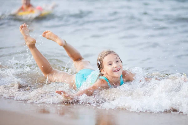 Chica Traje Baño Turquesa Mar Niños Felices Nadando Mar Olas — Foto de Stock