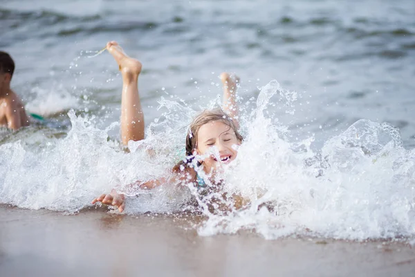 Chica Traje Baño Turquesa Mar Niños Felices Nadando Mar Olas — Foto de Stock