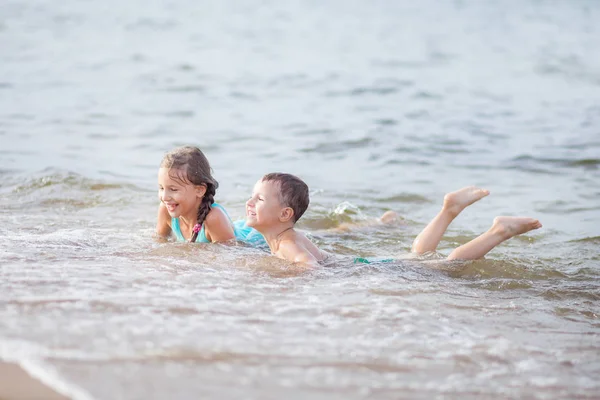 Crianças Felizes Nadando Mar Ondas Salpicos Natação Mar Felicidade Nadar — Fotografia de Stock