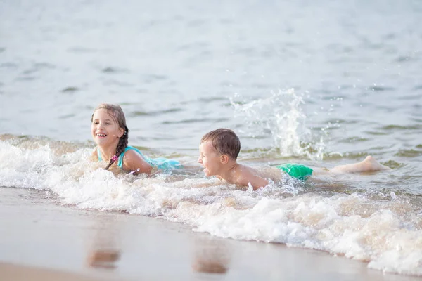 Niños Felices Nadando Mar Olas Salpicaduras Nadando Mar Felicidad Nadando — Foto de Stock