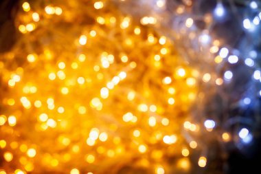 Ampul çelenklerinden Noel ışığı, sarı-mavi bokeh, parlak arkaplan