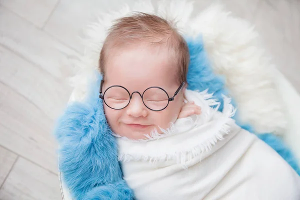 Enfant Avec Lunettes Nouveau Garçon Dans Cocon Dans Bol Blanc — Photo