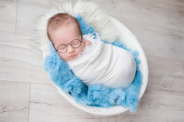 Criança Com Óculos Bebê Recém Nascido Casulo Uma Tigela Branca — Fotografia de Stock