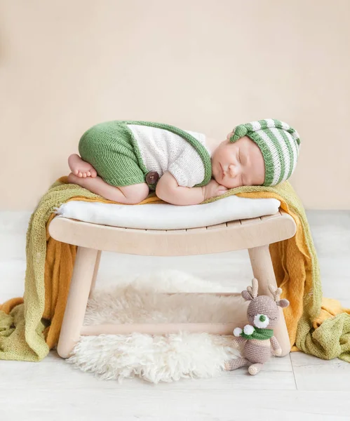 Nouveau Bébé Garçon Enfant Dormant Dans Costume Gnome Vert Étreint — Photo