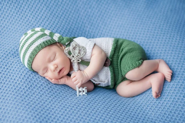 Bebê Recém Nascido Menino Criança Dormindo Traje Gnomo Verde Abraça — Fotografia de Stock