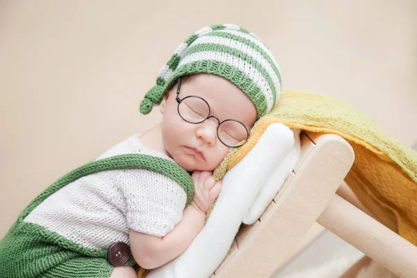 Újszülött Kisfiú Gyermek Alszik Zöld Törpe Jelmezben Átölel Egy Arany — Stock Fotó