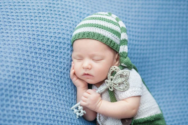 Bebê Recém Nascido Menino Criança Dormindo Traje Gnomo Verde Abraça — Fotografia de Stock