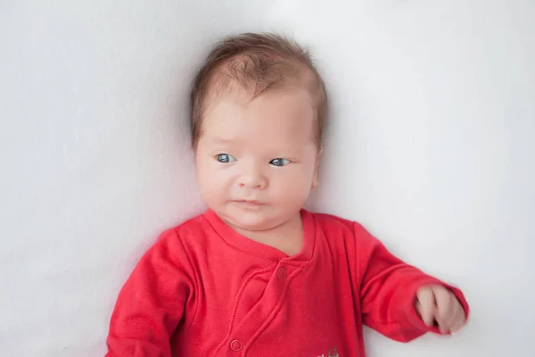 Pasgeboren Baby Een Rood Pak Een Witte Achtergrond Portret Van — Stockfoto