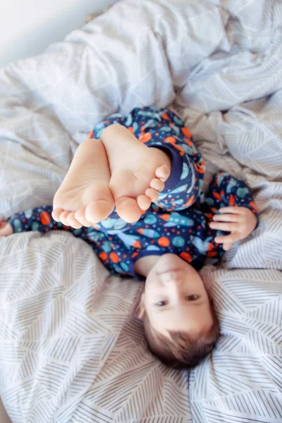 Een Jongen Pyjama Met Ruimtetekeningen Springt Het Bed Ochtend Oefeningen — Stockfoto