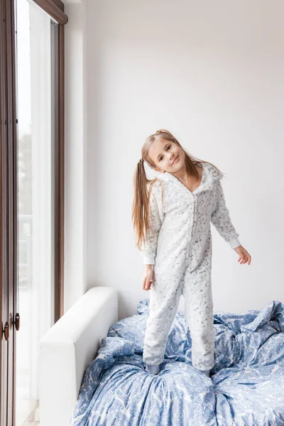 Uma Menina Pijama Cinza Claro Fica Cama Criança Acordou Manhã — Fotografia de Stock