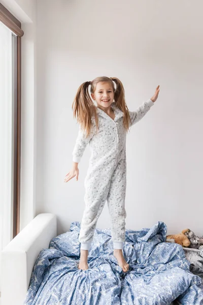 Uma Menina Pijama Cinza Claro Fica Cama Criança Acordou Manhã — Fotografia de Stock