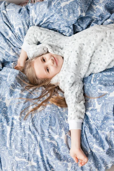 Uma Menina Pijama Cinza Claro Jaz Uma Cama Lado Janela — Fotografia de Stock