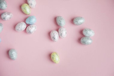 Pembe arka plana serpiştirilmiş küçük paskalya yumurtaları, bayram hazırlıkları, Paskalya yumurtaları.