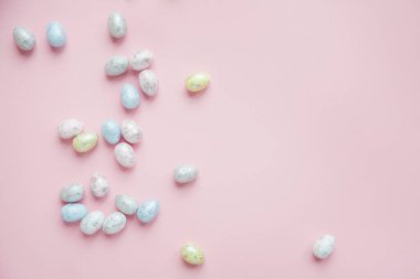 Pembe arka plana serpiştirilmiş küçük paskalya yumurtaları, bayram hazırlıkları, Paskalya yumurtaları.