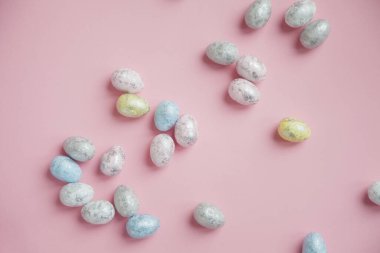 Pembe arka plana serpiştirilmiş küçük paskalya yumurtaları, bayram hazırlıkları, Paskalya yumurtaları.
