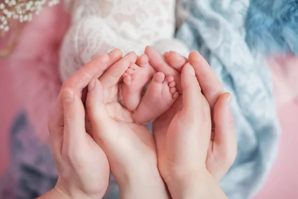 Nogi Noworodka Dziecko Rękach Rodziców Rodzicielskie Miłości Opieki — Zdjęcie stockowe