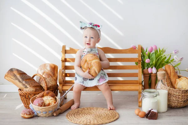 Una Ragazza Fino Anno Grembiule Cucina Fiocco Sulla Testa Siede — Foto Stock