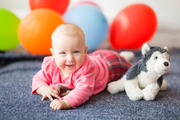 Bambino Sotto Anno Trova Sulla Pancia Divano Vicino Giocattolo Cani — Foto Stock