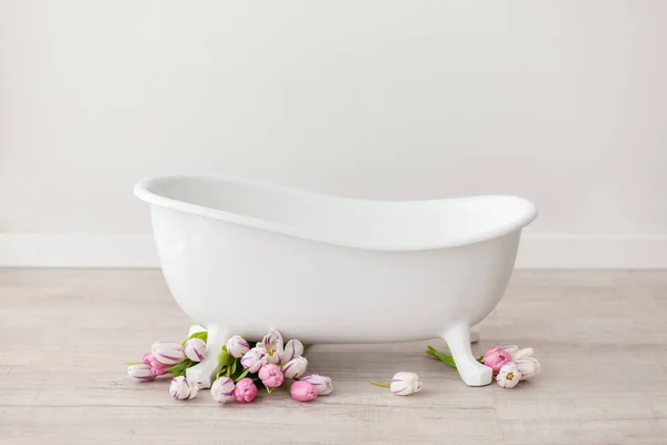 Pembe laleli beyaz banyo. Parlak bir odada bir çocuğu yıkamak için.