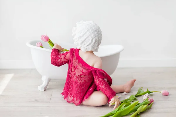 Menina Robe Renda Rosa Perto Pequeno Banho Branco Com Tulipas — Fotografia de Stock