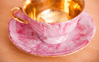 Porselen bardak gül ve altın dizi