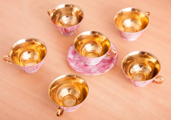 De roze en gouden set porselein van kopjes — Stockfoto