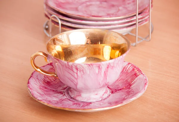 Rosa de porcelana e conjunto dourado de copos — Fotografia de Stock