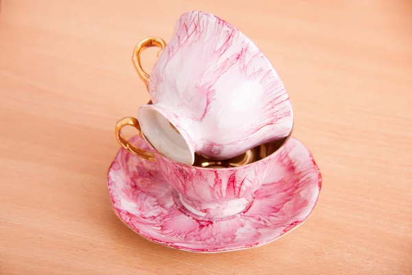 Rosa de porcelana y conjunto dorado de copas —  Fotos de Stock