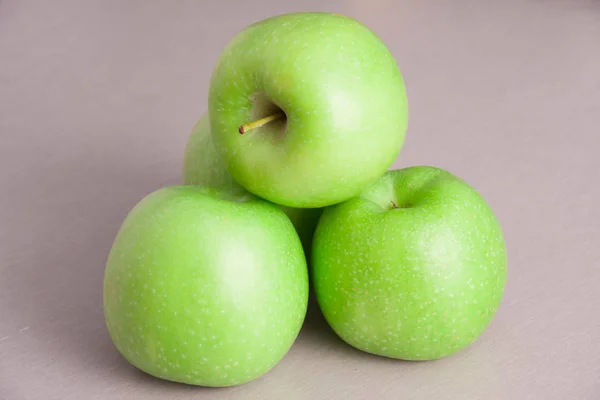 Ярко зеленое яблоко — стоковое фото