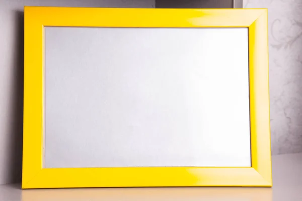 Фотография в рамке белый и желтый — стоковое фото