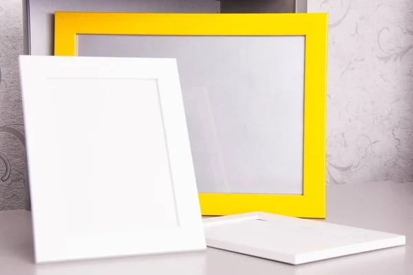Κορνίζα φωτογραφιών λευκό και κίτρινο — Φωτογραφία Αρχείου