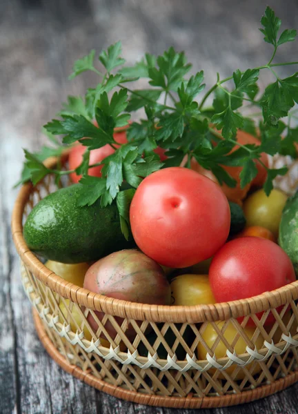 Legumes frescos em uma cesta de vime — Fotografia de Stock