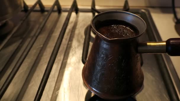 Изготовление турецкого кофе в медной цеце над газовой плитой — стоковое видео