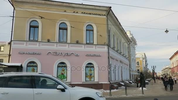 Vinterbildet av den historiske gaten Bolsjaja Pokrovskaja i Nizjnij Novgorod Russland – stockvideo