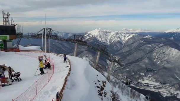 Paysage de montagne panoramique hivernal avec des sommets enneigés contre le ciel bleu — Video