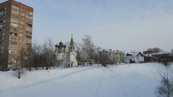 Зимний вид на церковь на Федоровской набережной в Нижнем Новгороде — стоковое видео