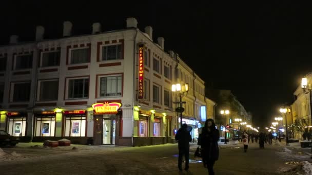 Nattlig vinterutsikt over Bolshaya Pokrovskaja gate i Nizjnij Novgorod – stockvideo