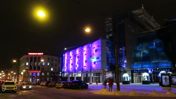 Night winter view of the big shopping center Lobachevsky Plaza. — Stock Video