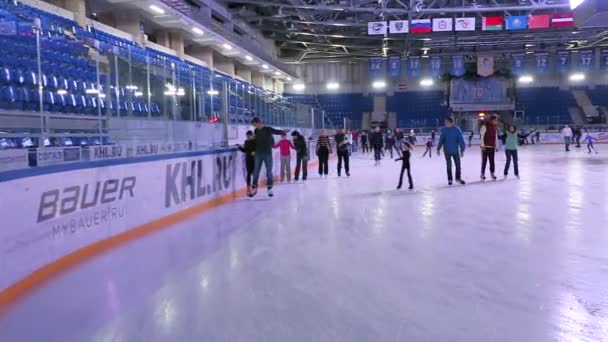 Massale kunstschaatsen in centrale Paleis van de Sport in Nizjni Novgorod — Stockvideo