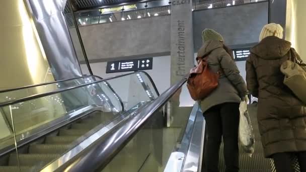 Ескалатор у великий торговий центр Нево в нижній ovgorod — стокове відео